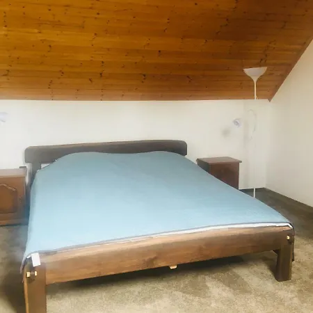 Uszo Apartman דירה